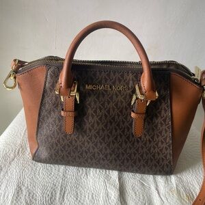 🎄’Tis The Season Sale🌲💥Final Markdown💥Michael  Kors leather shoulder bag